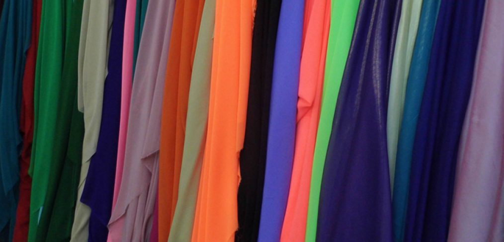 color duck Disguised Cele mai comune materiale pentru rochii