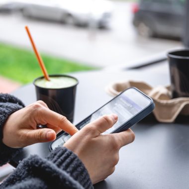 Cum arată experiența de checkout pe mobil—pași, metode de plată, opțiuni de livrare?