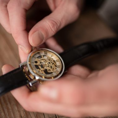 Cum influențează materialul (aur, oțel inoxidabil) valoarea ceasului?